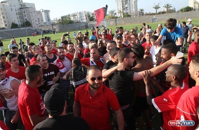 אוהדי חדרה חוגגים עם השחקנים (שלומי גבאי)